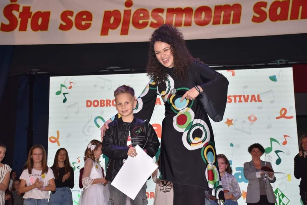 Mak Softić sa pjesmom “Sunčani rock’n’roll” pobjedio na internacionalnom dječijem festivalu u Goraždu